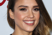 Jessica-alba-big-brows-look-side